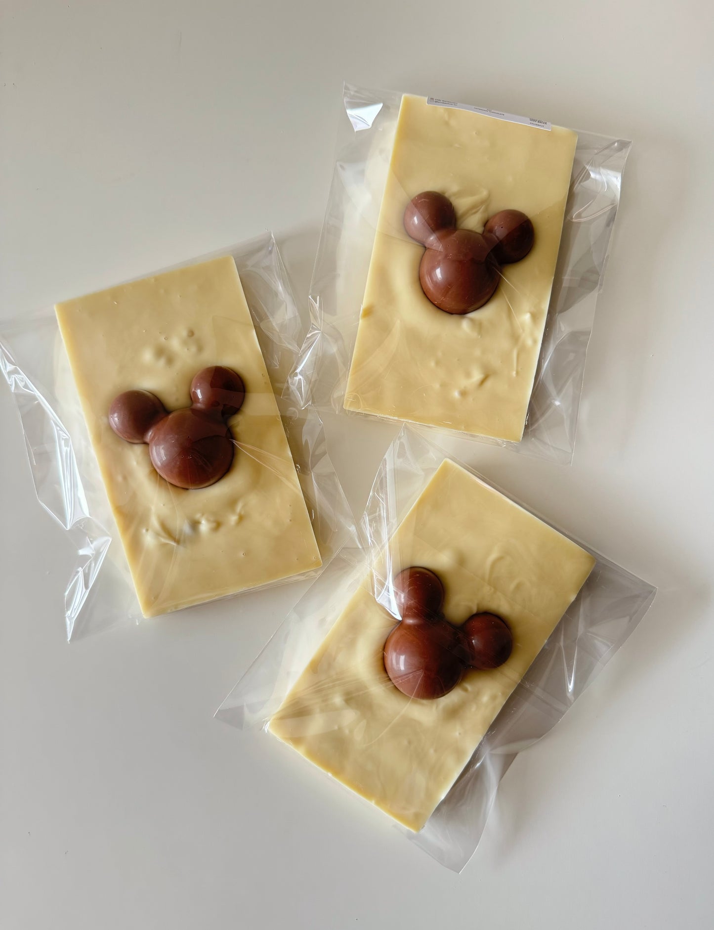 Barra de Chocolate Branco com Mickey de chocolate Ao Leite & Crispearls