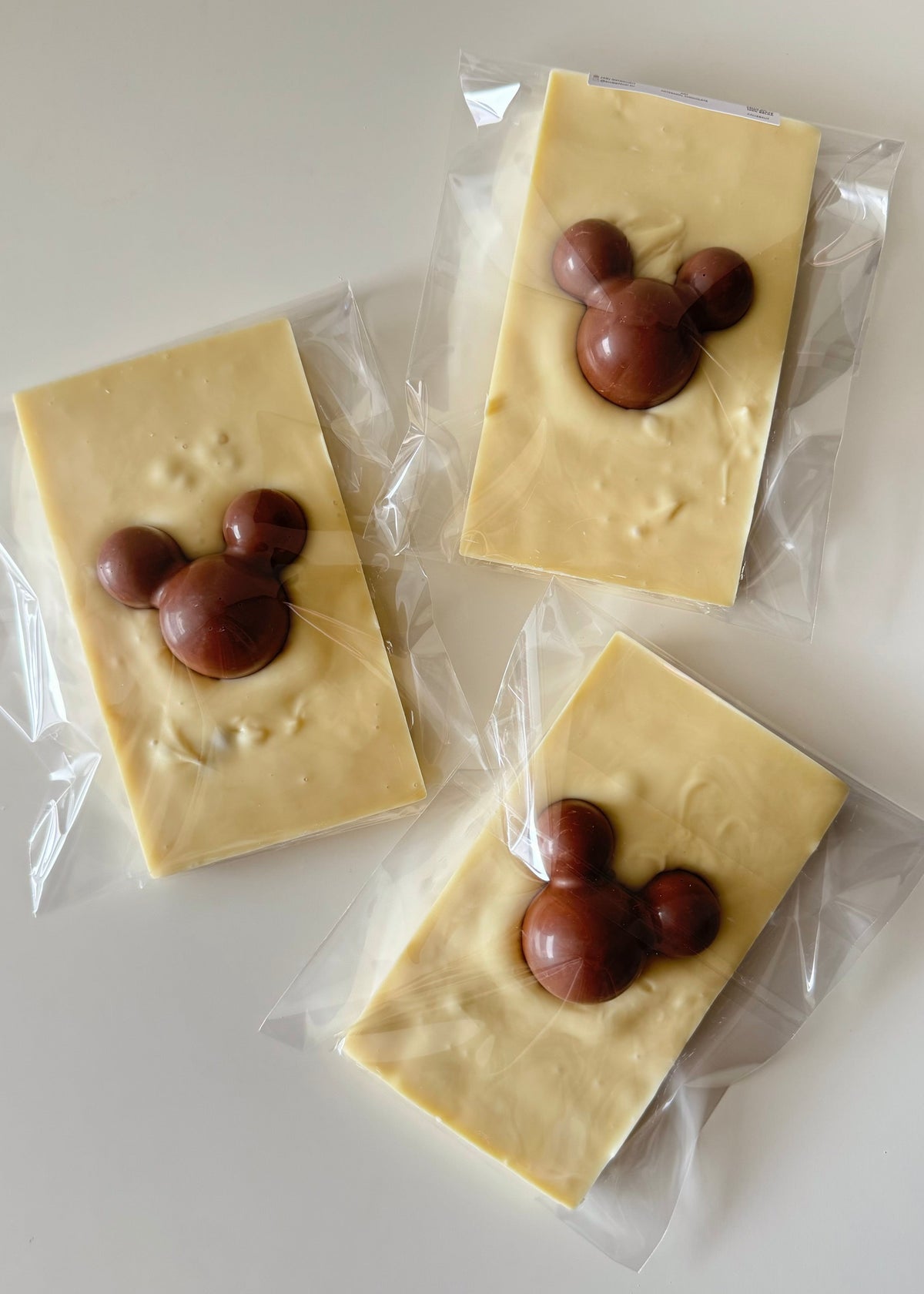 Barra de Chocolate Branco com Mickey de Chocolate ao Leite e Crispearls