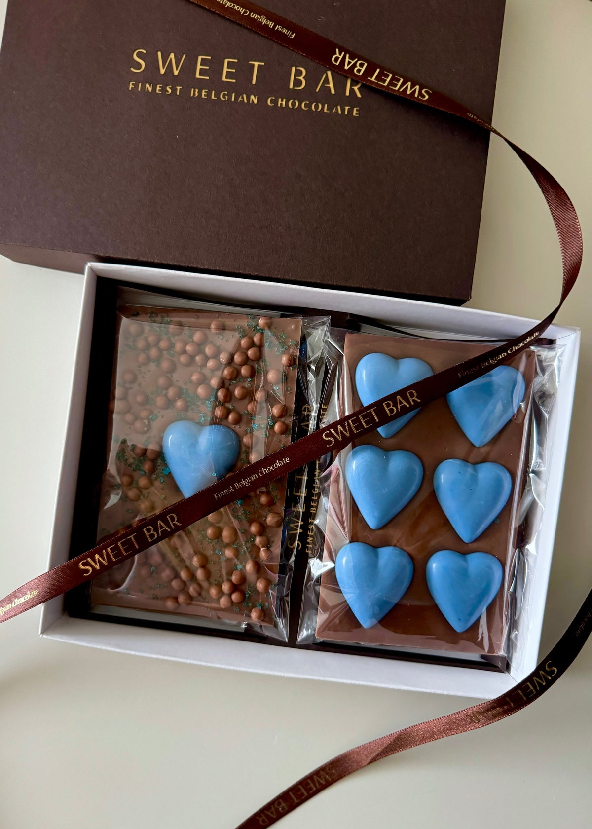 Caixa Premium de Chocolate Ao Leite com Mini Corações Azuis
