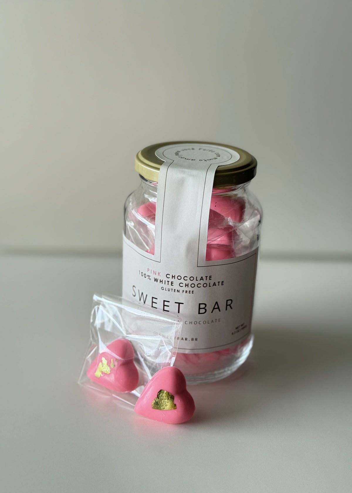Pote com Mini Corações de Chocolate Rosa