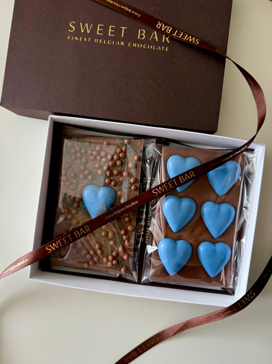 Caixa Premium de Chocolate Ao Leite com Mini Corações Azuis