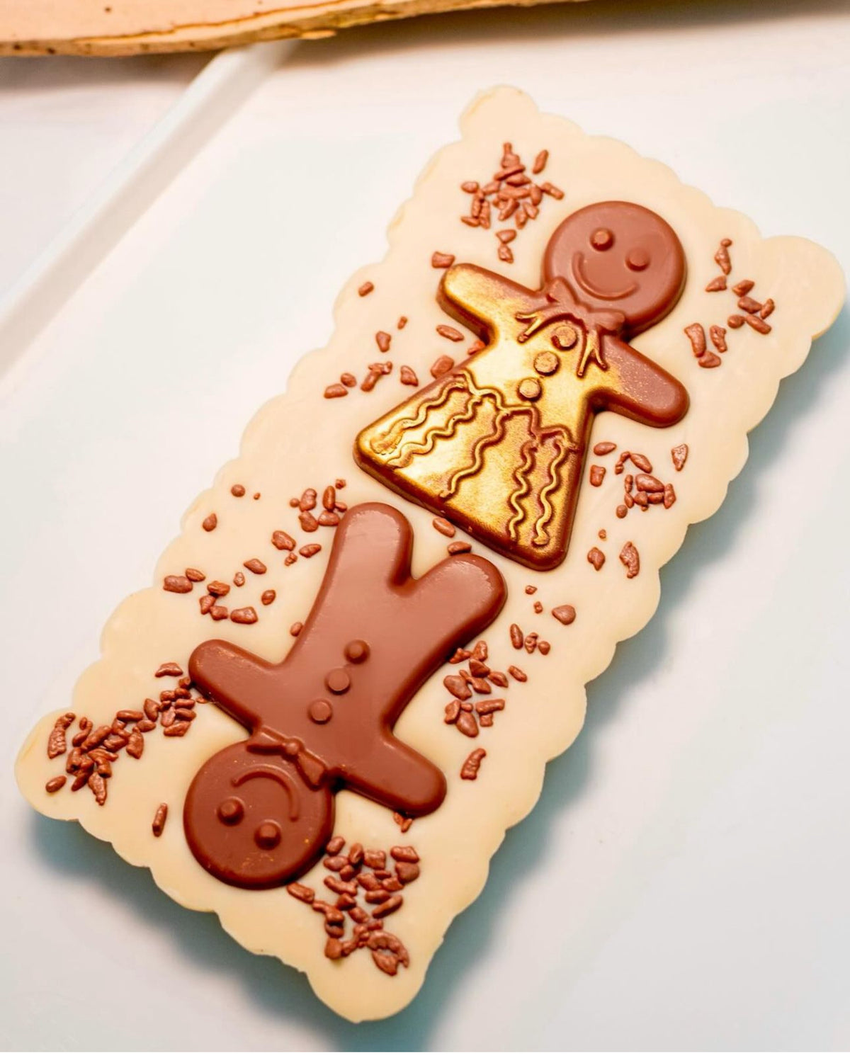 Chocolate blanco con figuras de muñequitos de jengibre
