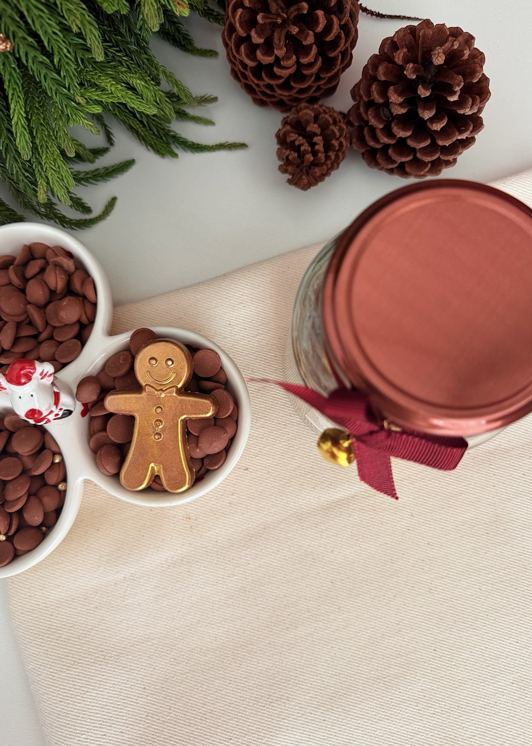 Mini chocolate Gingerbread dourado ao lado do pote Sweet Bar
