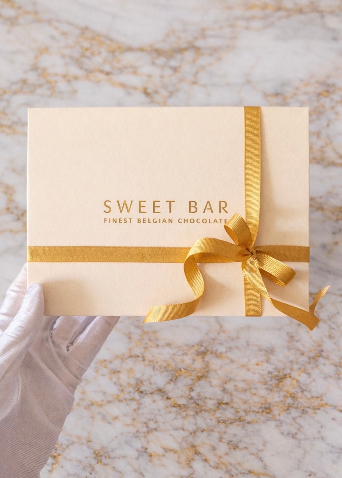 Caixa de presente Sweet Bar na cor creme com laço dourado, para acomodar duas barras de chocolate. Chocolates vendidos separadamente.