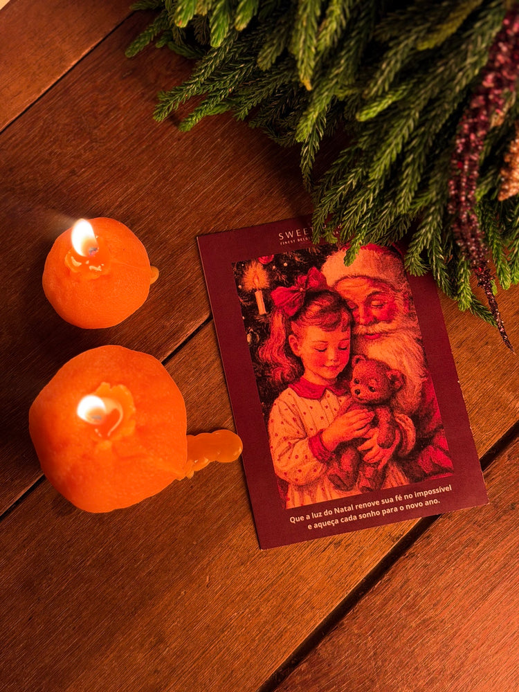 Cartão de Natal bordô Sweet Bar com velas e ramos de Natal